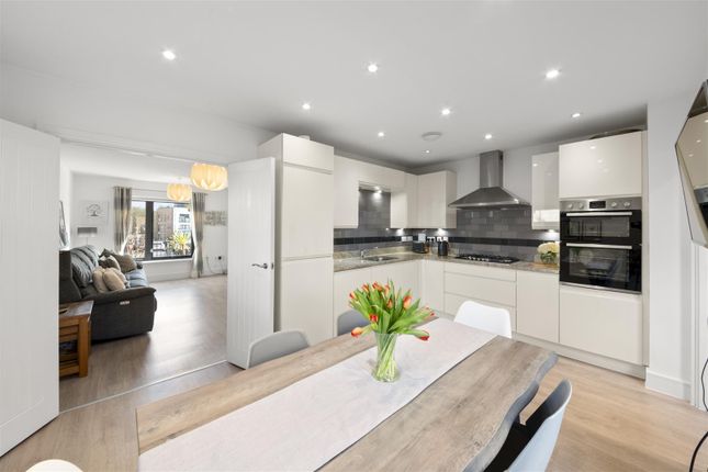 10, Debden Place, Uxbridge photo 4
