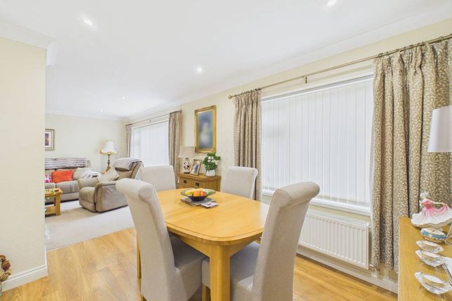 14 Elder Grove, Carmarthen photo 3