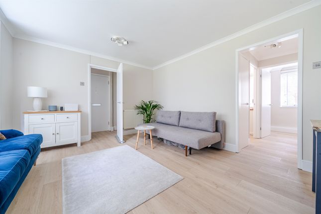 1, Winchester Close, ENFIELD photo 3