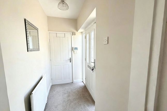 48, Grosvenor Crescent, Hyde photo 3