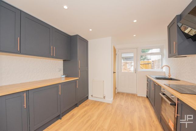 24, Catherine Street East, Bolton photo 4