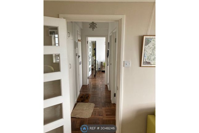 Flat, Dumbarton Court Brixton Hill, London photo 5