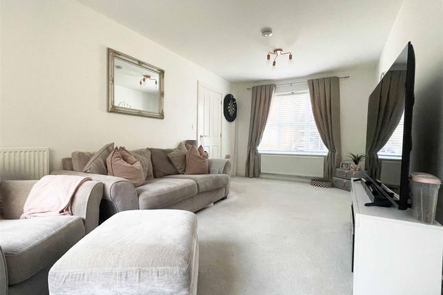 13, Radcliffe Way, Chelmsford photo 2