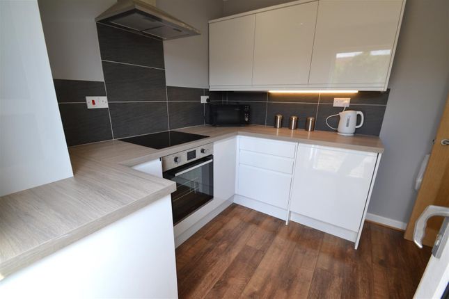 165, Hunters Hall Road, Dagenham photo 4