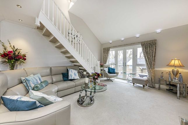 Flat for sale in Thames Close, Hampton