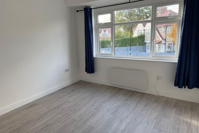 26 Oakwood Avenue, Southall photo 2