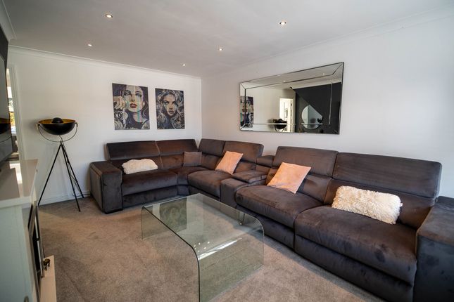33, Peppard Road, Crawley photo 4