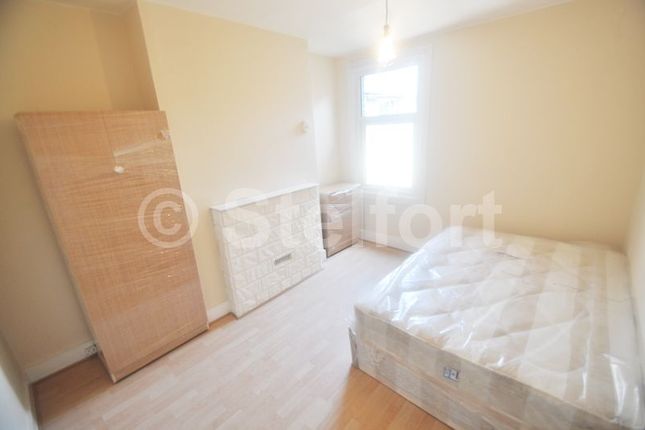 Flat to rent in George Lane, London