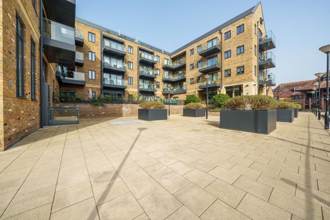 Flat to rent in Lion Wharf Road, Isleworth