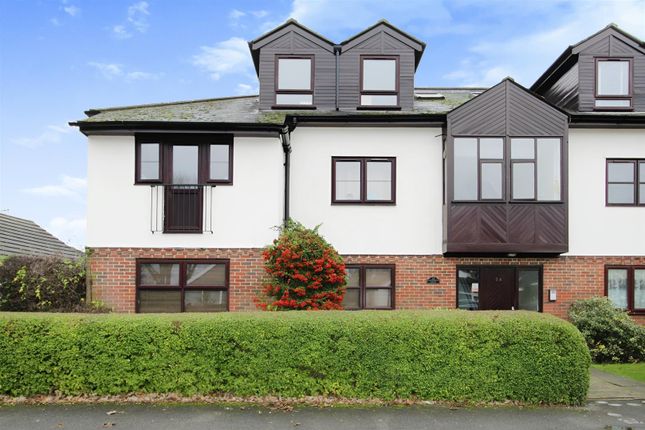 Thumbnail Flat to rent in Iona Crescent, Cippenham, Slough