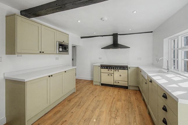 80 Hunts, The Street, Horley photo 5
