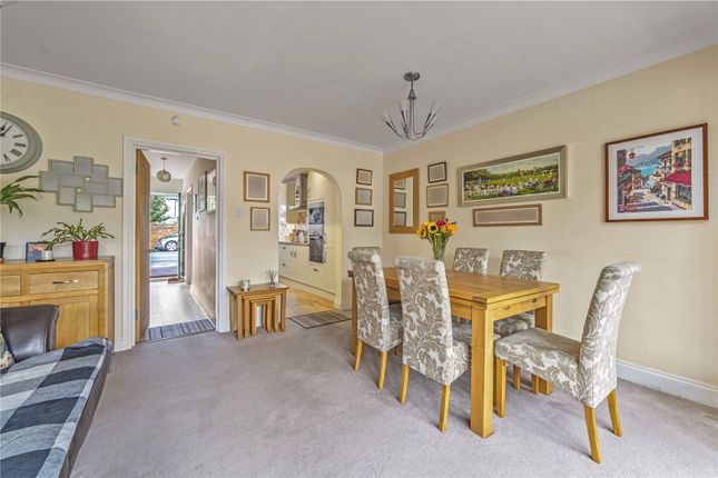 4, Beards Hill Close, Hampton photo 4