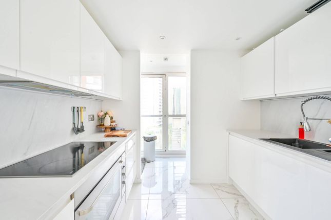 Flat for sale in Fairmont Avenue, Canary Wharf, London