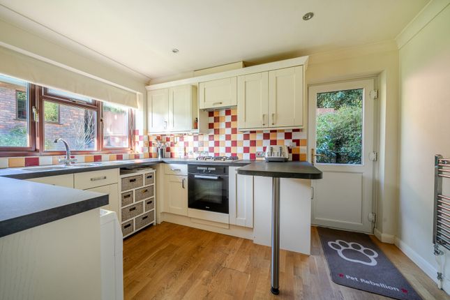 4, Crofts Close, Chiddingfold photo 3