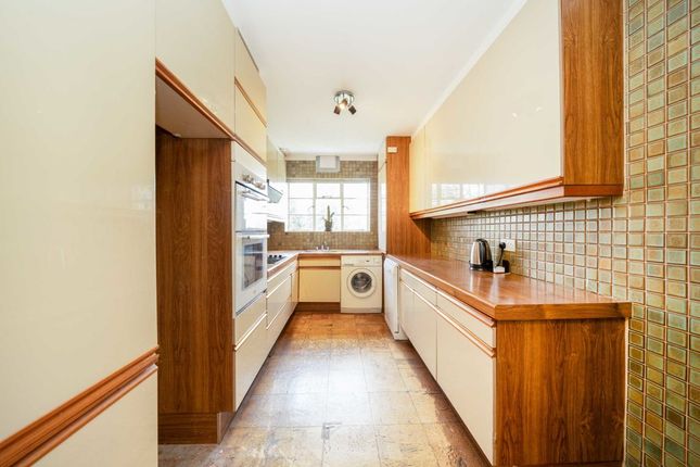 Flat for sale in Mulberry Close, London