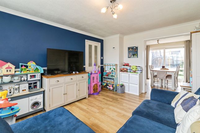 37, Herons Close, Lowestoft photo 3
