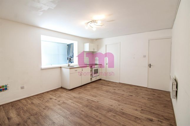 106, Conway Gardens, Grays photo 2