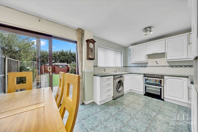 45 Cowdray Way, Hornchurch photo 3