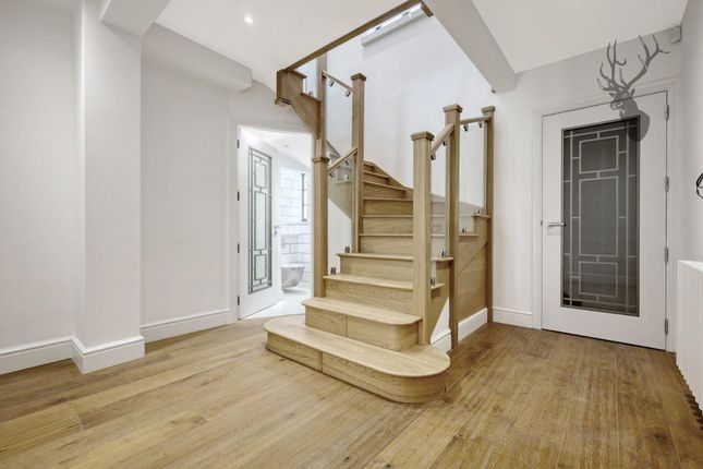 3 Woodberry Way, London photo 2
