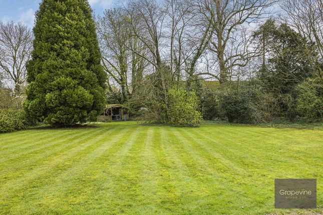 Country house for sale in Bath Road, Hare Hatch