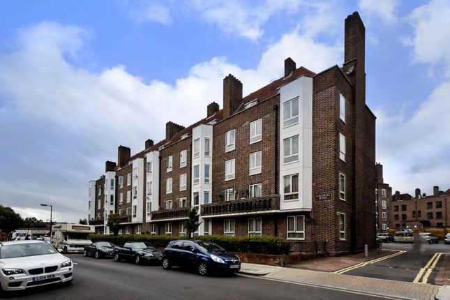 Thumbnail Flat for sale in Dog Kennel Hill Estate, East Dulwich, London
