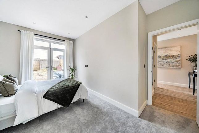 Flat to rent in Station Avenue, Walton-On-Thames