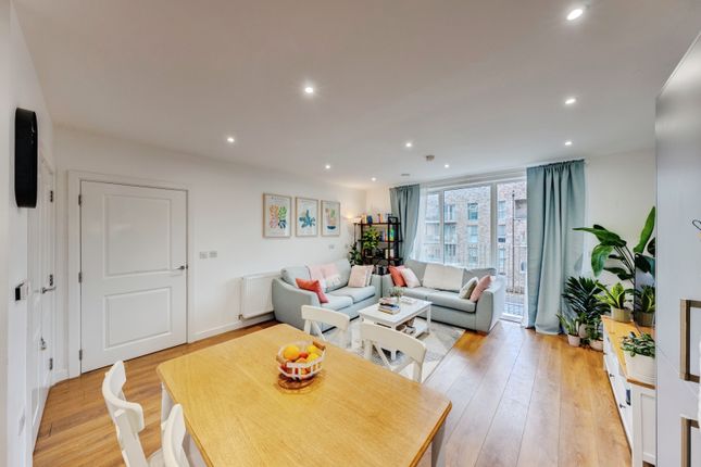 Flat 17, 31, Mahindra Way, London photo 3