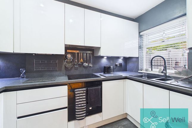 8, Mortlake Close, Manchester photo 2