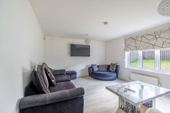 8 Raeside Grove, Newton Mearns, Glasgow photo 4