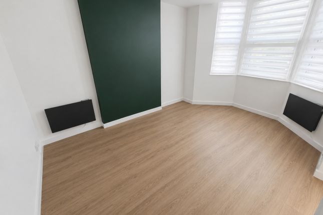 Flat 2, Old Hat Factory, Luton photo 2