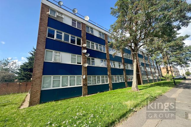 Thumbnail Flat for sale in Ayley Croft, Enfield
