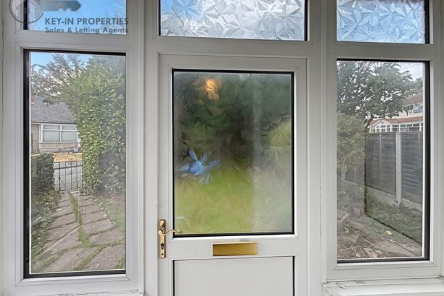 8 Thorn Avenue, Bradford photo 2