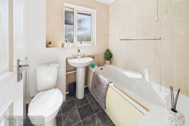 29, Oakfields, Crawley photo 4