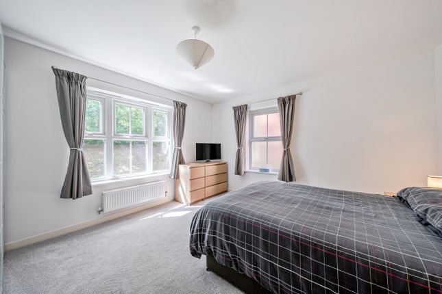 60, Franklin Court, Godalming photo 4
