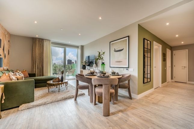 2-bed flat on Alba Heights , Stamping Way, London, £1,800/mo