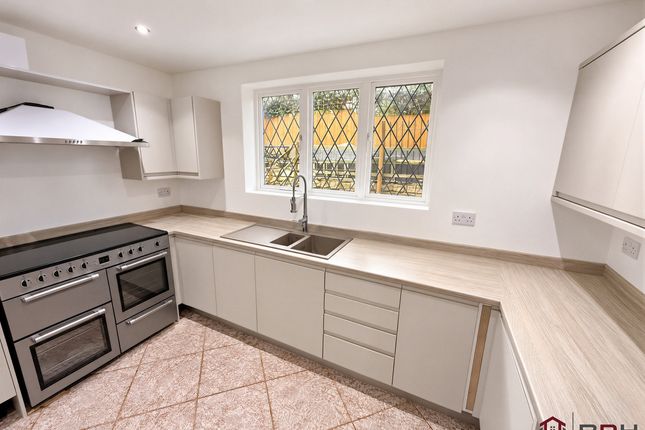 Middle Lodge, York Road, Doncaster photo 5