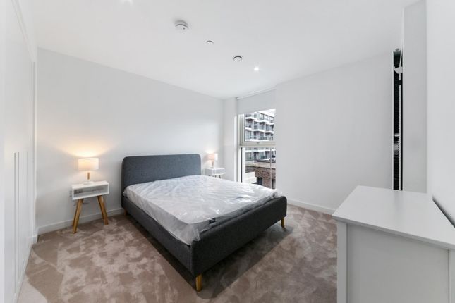 Royal Crest Avenue, London photo 4