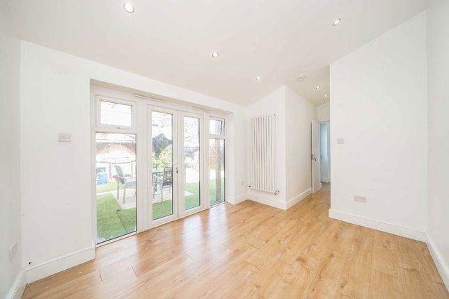 6, Hemswell Drive, London photo 4