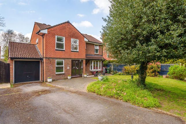 Detached house to rent in Grafton Close, Worcester Park