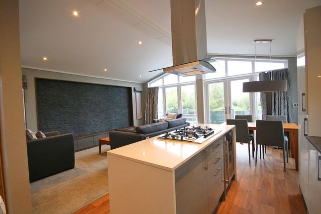 11 Thames Retreat, Chertsey Lane, Staines-Upon-Thames photo 2