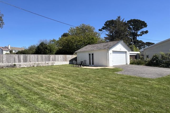 Detached Garage: