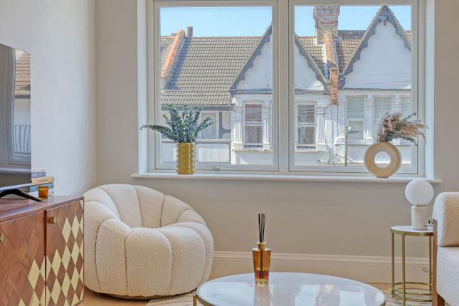 |., 4, The Grand Apartments, Leigh-On-Sea photo 4