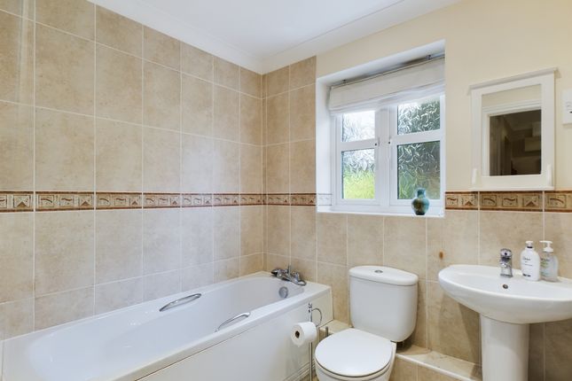 Flat for sale in The Crescent, Mortimer Common