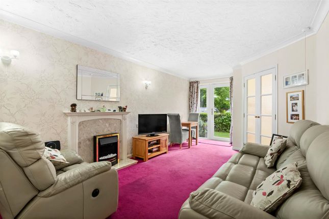 16, Swan Court, Stratford-Upon-Avon photo 2