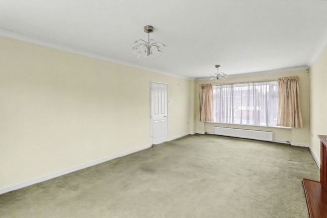 4 Elm Gardens, Esher photo 4
