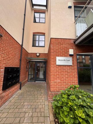2-bed flat on Deyncourt Gardens, Upminster, £549,950