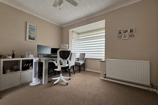 58, Carstairs Avenue, Swindon photo 3
