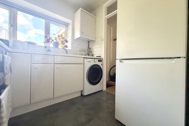 Dolphin Close, Surbiton photo 4