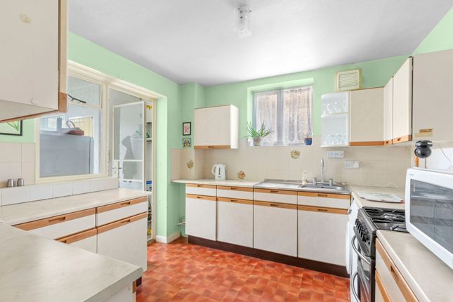 6 Cherry Tree Way, High Wycombe photo 4