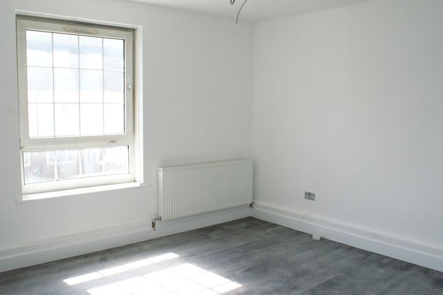 133, Mountearl Gardens, London photo 5